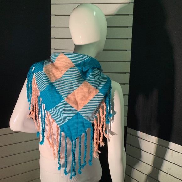 Soft Cotton Checker Triangular Scarf - Picture 2 of 3